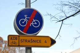 Obr. 1 Značení cyklotras – směrovka cyklotrasy se značkou C8b 