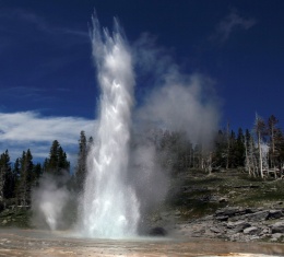Obr. 2 Gejzír v národním parku Yellowstone (USA)