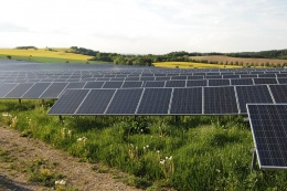 Obr. 3 Sluneční elektrárna – fotovoltaické panely