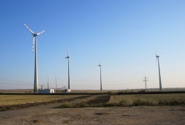Obr. 1 Větrné elektrárny na pevnině v Rakousku